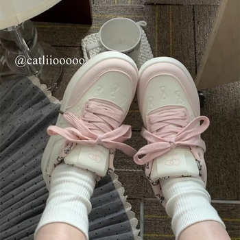 2026 tavaszi női fehér sneaker aranyos mintával, fűzős, lapos talpú, középmagas fazon, vastag talppal