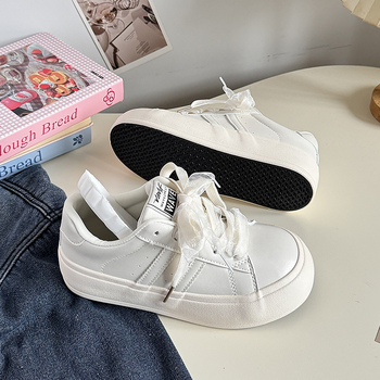 Női fehér vászon sneakers vastag talppal és kerek orral, passzol a szoknyához, 2025 tavasz, casual lábbeli