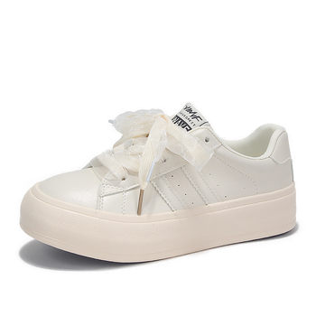 Női fehér vászon sneakers vastag talppal és kerek orral, passzol a szoknyához, 2025 tavasz, casual lábbeli