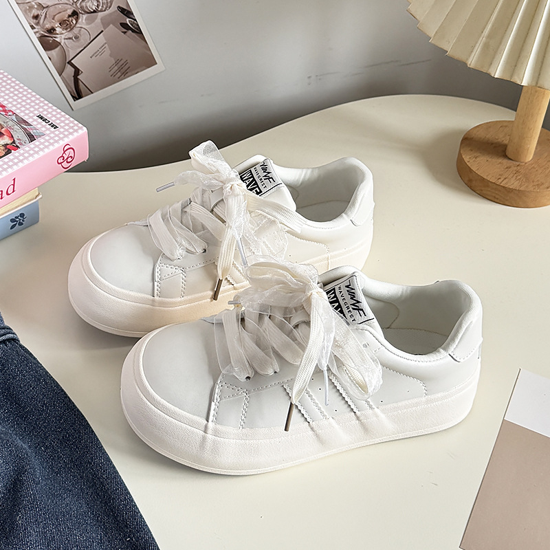 Női fehér vászon sneakers vastag talppal és kerek orral, passzol a szoknyához, 2025 tavasz, casual lábbeli
