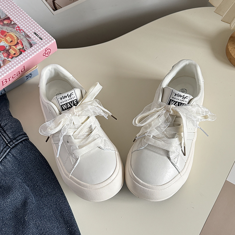 Női fehér vászon sneakers vastag talppal és kerek orral, passzol a szoknyához, 2025 tavasz, casual lábbeli