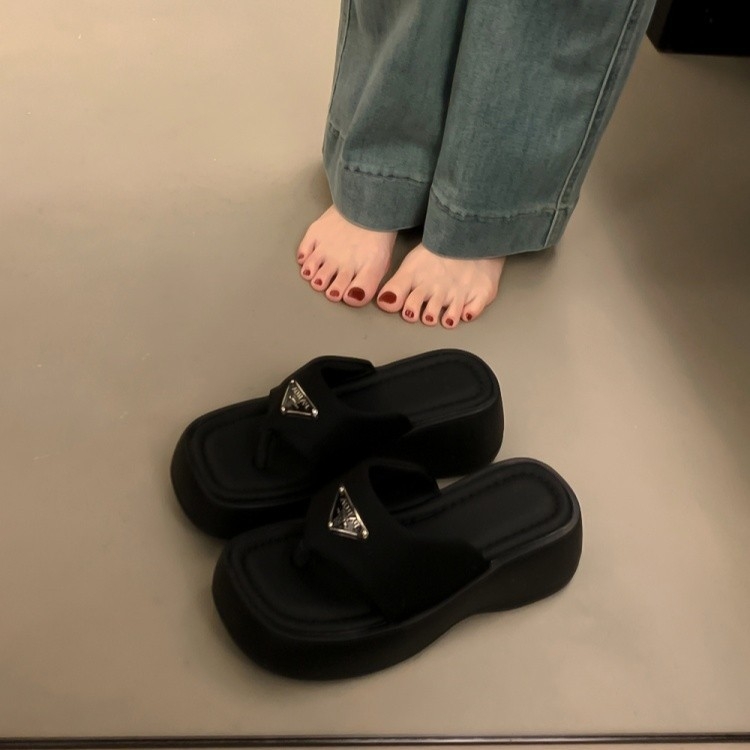 Ženske flip-flopice s debelim potplatima, ljeto 2026 – novi model, pogodne uz suknje, crne plažne sandale