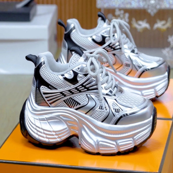 Női dad sneakers platform cipő hálós felsővel, ezüst színben, vastag talppal a magasság növeléséért, hétköznapi sportcipő