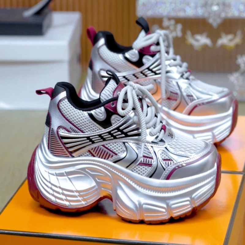Női dad sneakers platform cipő hálós felsővel, ezüst színben, vastag talppal a magasság növeléséért, hétköznapi sportcipő