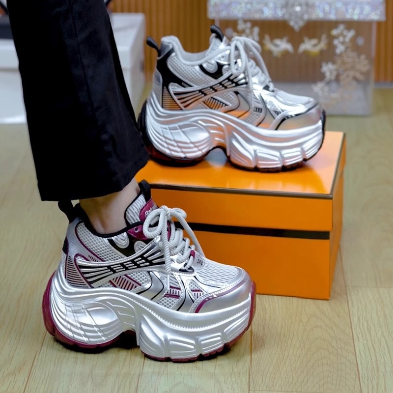 Női dad sneakers platform cipő hálós felsővel, ezüst színben, vastag talppal a magasság növeléséért, hétköznapi sportcipő