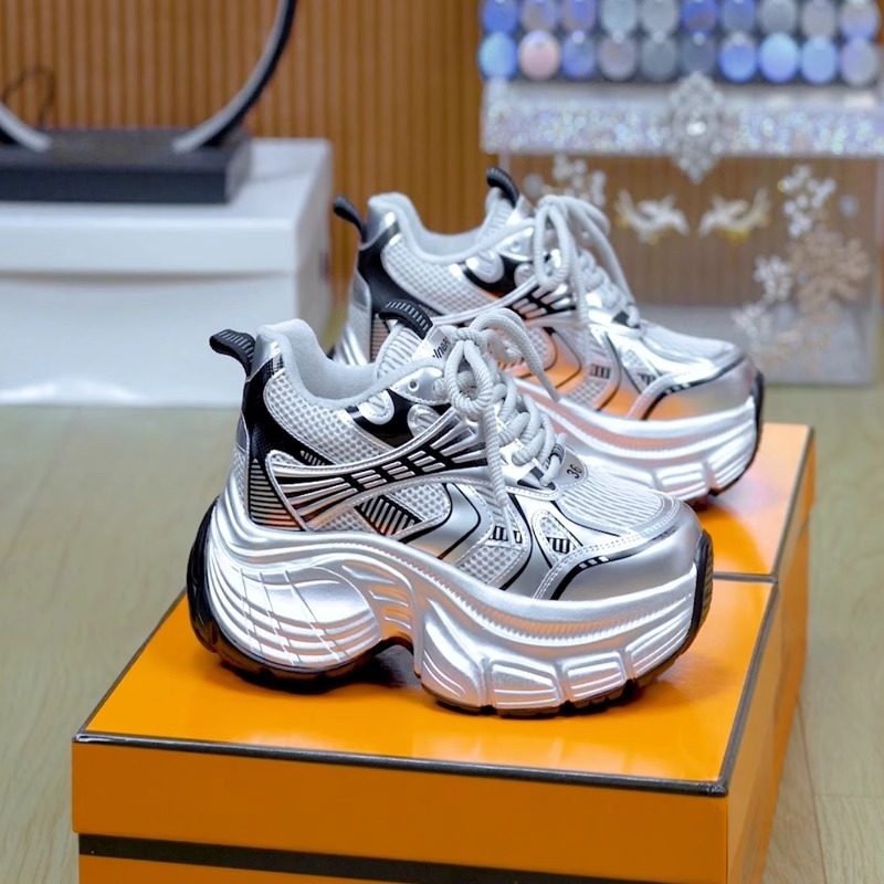 Női dad sneakers platform cipő hálós felsővel, ezüst színben, vastag talppal a magasság növeléséért, hétköznapi sportcipő