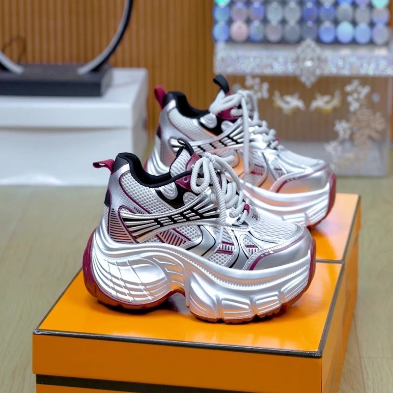 Női dad sneakers platform cipő hálós felsővel, ezüst színben, vastag talppal a magasság növeléséért, hétköznapi sportcipő
