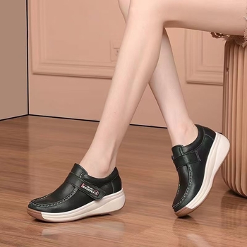 Bijele ženske slip-on cipele s Velcro i gumom, udobne kožne cipele s 3–5 cm wedge potpeticom, niski gornji dio, okrugli vrh, za proljeće i jesen