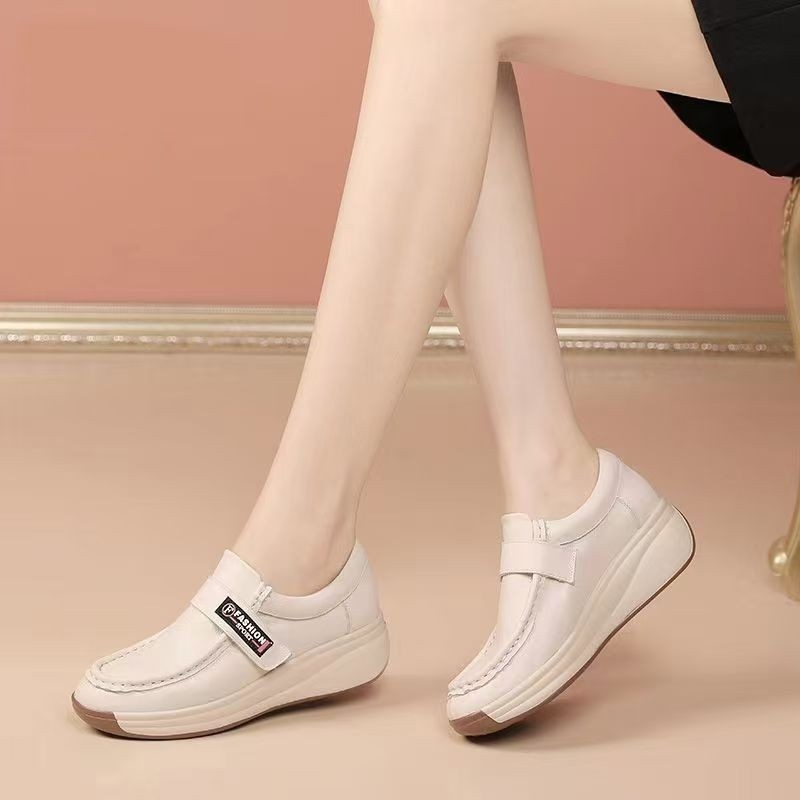 Bijele ženske slip-on cipele s Velcro i gumom, udobne kožne cipele s 3–5 cm wedge potpeticom, niski gornji dio, okrugli vrh, za proljeće i jesen