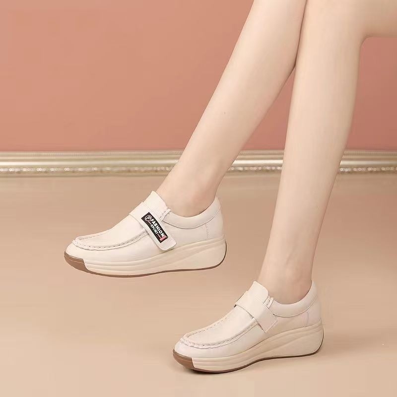 Bijele ženske slip-on cipele s Velcro i gumom, udobne kožne cipele s 3–5 cm wedge potpeticom, niski gornji dio, okrugli vrh, za proljeće i jesen