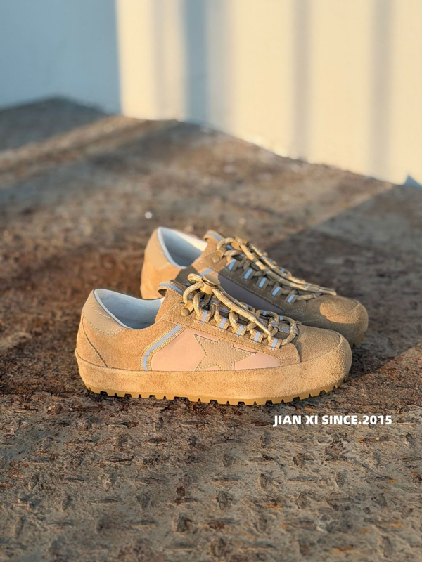 2026 proljeće casual platform tenisice za žene, vezanje, okrugli vrh, prirodna koža, 3-5 cm skriveni potplat, sportsko retro stil