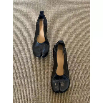 Báránybőr verzió — női cipő osztott ujjú, slip-on, puha bőr, plisírozott rész, középmagas sarok, tavaszra