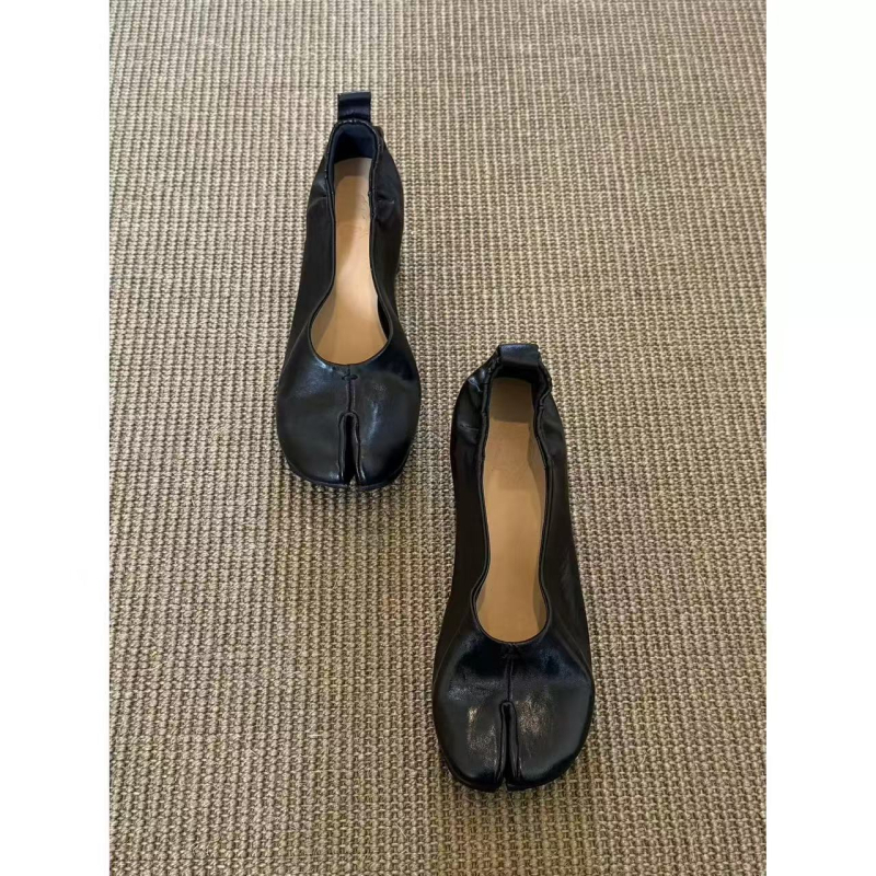 Báránybőr verzió — női cipő osztott ujjú, slip-on, puha bőr, plisírozott rész, középmagas sarok, tavaszra