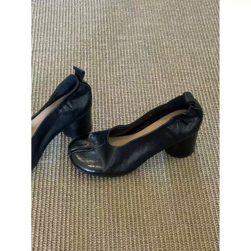 Báránybőr verzió — női cipő osztott ujjú, slip-on, puha bőr, plisírozott rész, középmagas sarok, tavaszra