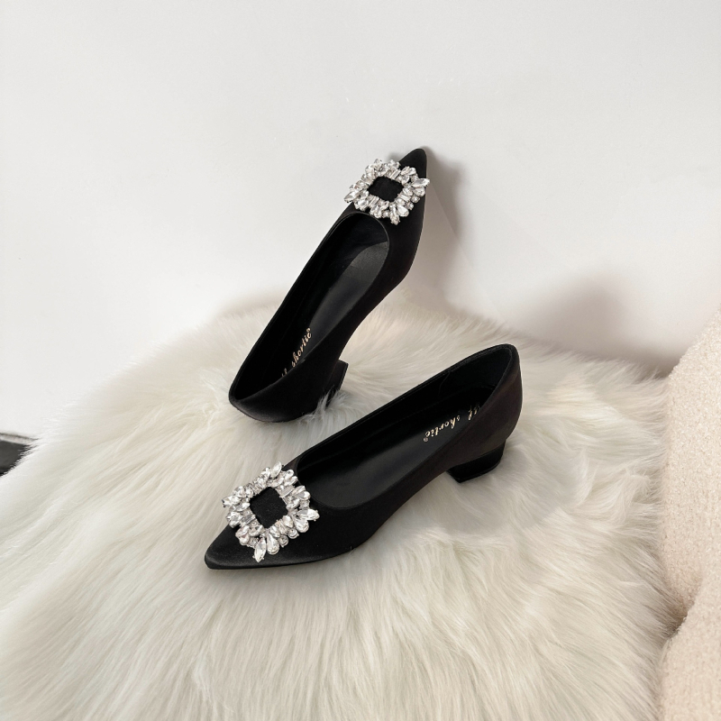 Ženske cipele s 6 cm povećanjem visine, rhinestones, kvadratnim kopčom, šiljat prst, debeli pet, satenski završetak, model 2026