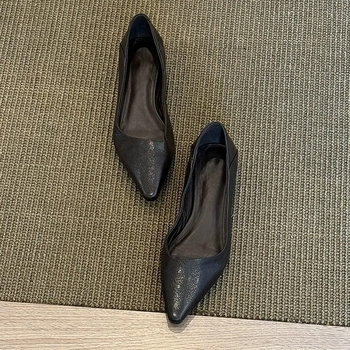 Ženske kožne plosne cipele s užim vrhom, niski klin, minimalistički stil, proljeće-jesen 2025