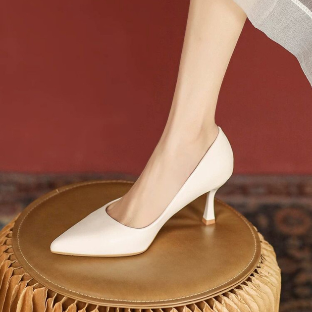 Crne žene cipele na tankom potpeticom, uskim vrhom, udobne za posao, francuski stil elegancije, kolekcija 2026