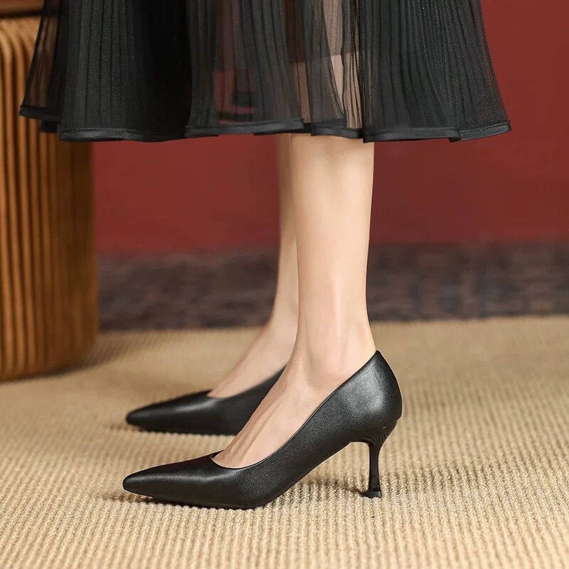 Crne žene cipele na tankom potpeticom, uskim vrhom, udobne za posao, francuski stil elegancije, kolekcija 2026