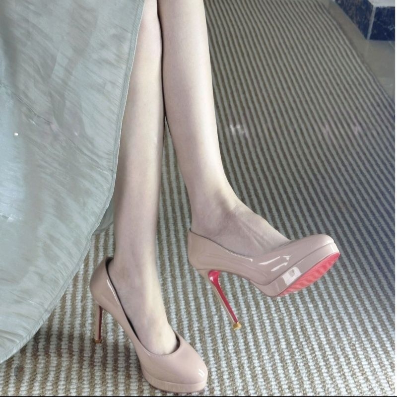 Női magas sarkú cipő, körbenyomott orrú, nude szín, vízálló platform, piros talp, lakkozott bőr, 10 cm vékony sarok, kényelmes, professzionális cipő
