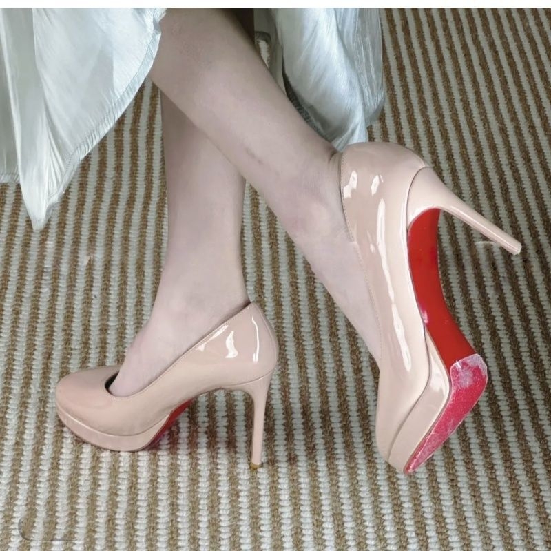 Női magas sarkú cipő, körbenyomott orrú, nude szín, vízálló platform, piros talp, lakkozott bőr, 10 cm vékony sarok, kényelmes, professzionális cipő