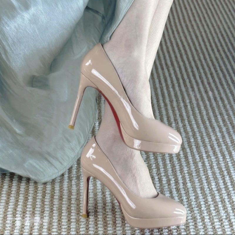Női magas sarkú cipő, körbenyomott orrú, nude szín, vízálló platform, piros talp, lakkozott bőr, 10 cm vékony sarok, kényelmes, professzionális cipő