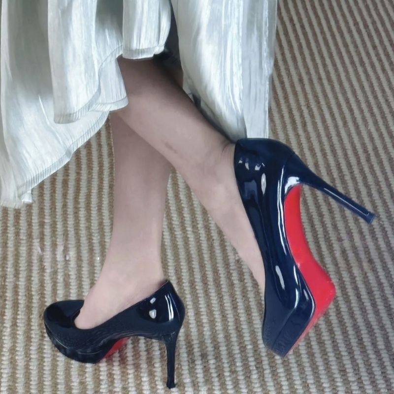 Női magas sarkú cipő, körbenyomott orrú, nude szín, vízálló platform, piros talp, lakkozott bőr, 10 cm vékony sarok, kényelmes, professzionális cipő