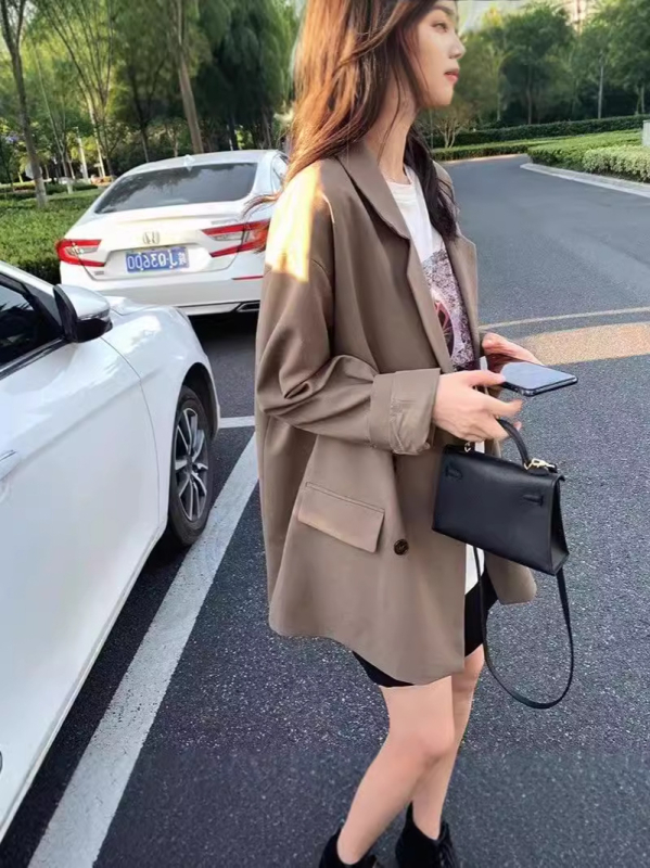 Smeđi ženski blejzer s dvostrukim kopčanjem, opušten kroj, proljeće 2025, retro casual elegantan stil