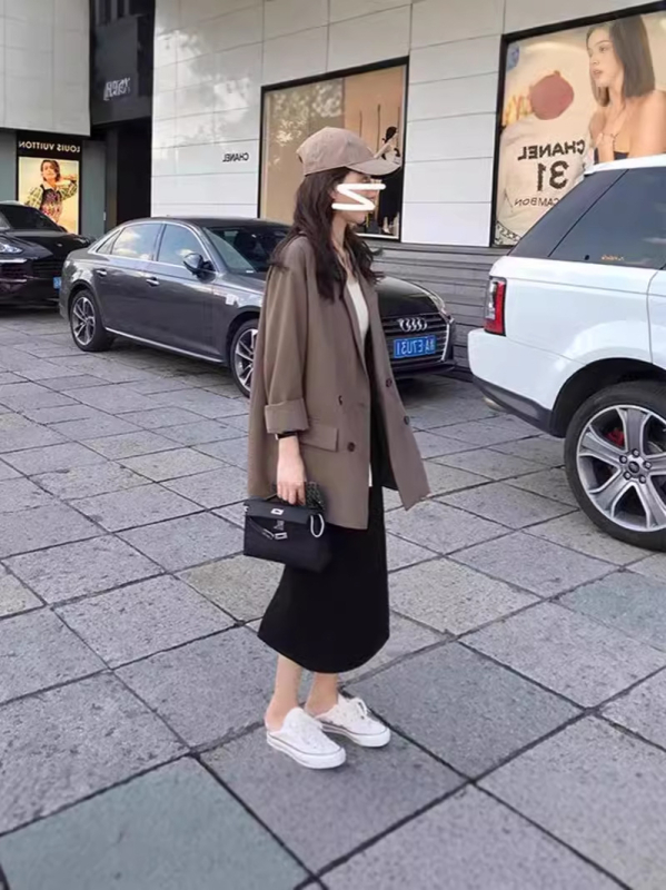 Smeđi ženski blejzer s dvostrukim kopčanjem, opušten kroj, proljeće 2025, retro casual elegantan stil