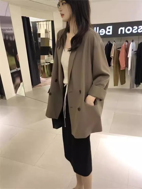 Smeđi ženski blejzer s dvostrukim kopčanjem, opušten kroj, proljeće 2025, retro casual elegantan stil