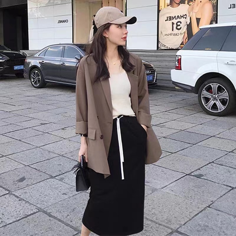 Smeđi ženski blejzer s dvostrukim kopčanjem, opušten kroj, proljeće 2025, retro casual elegantan stil