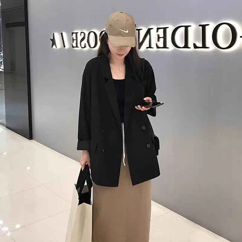 Smeđi ženski blejzer s dvostrukim kopčanjem, opušten kroj, proljeće 2025, retro casual elegantan stil