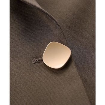 Ženski kratki smeđi blejzer, uski kroj, elegantan stil, za manje veličine