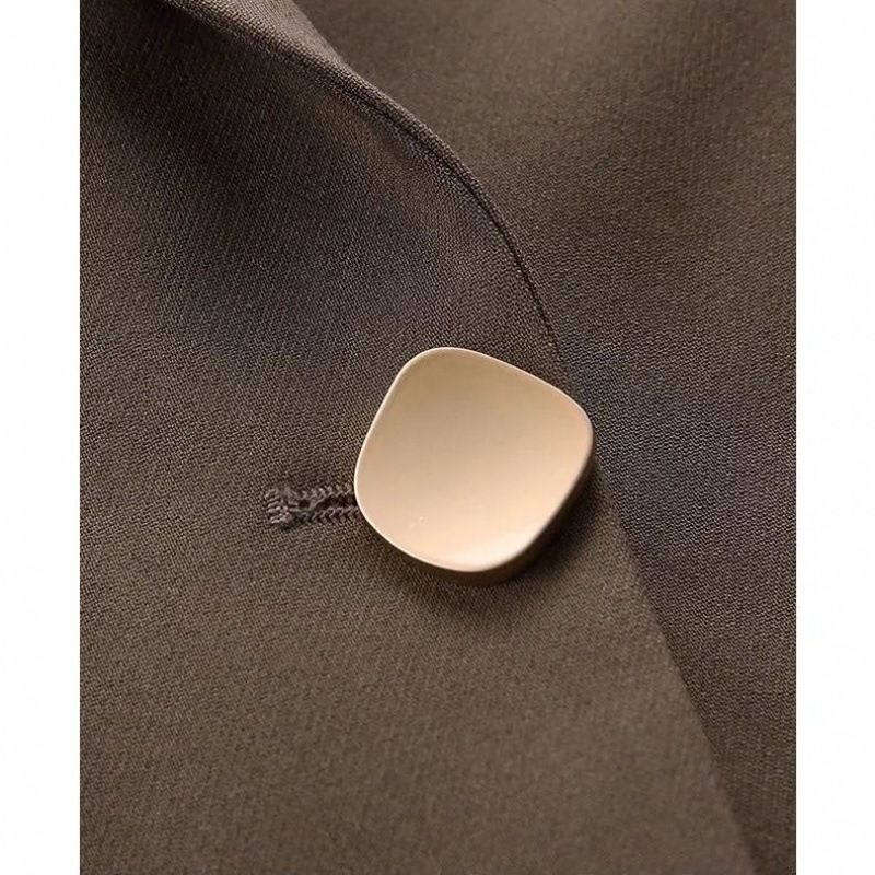 Ženski kratki smeđi blejzer, uski kroj, elegantan stil, za manje veličine