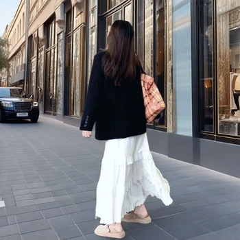 Crni ženski blejzer, proljeće 2026, korejski stil, elegantan, udoban slobodan kroj, za sitniju figuru