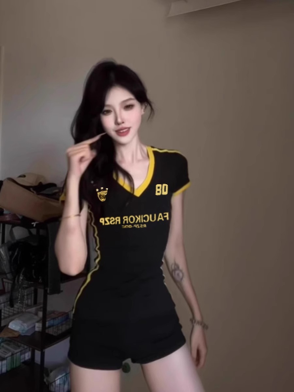 Ženski pamučni T-shirt s kontrastnim dizajnom, raglan rukavi, V izrez, kratki rukavi, uski kroj, cropped duljina