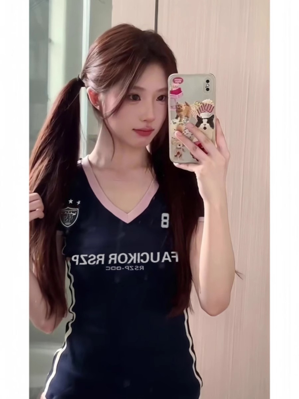 Ženski pamučni T-shirt s kontrastnim dizajnom, raglan rukavi, V izrez, kratki rukavi, uski kroj, cropped duljina