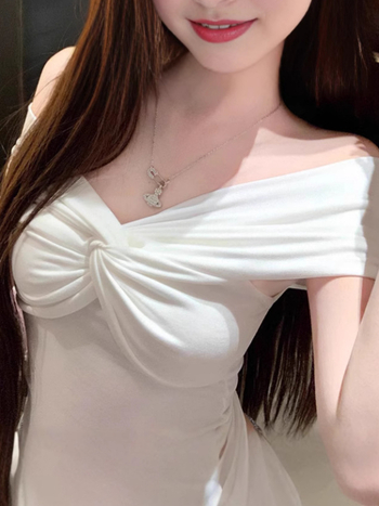 Bijeli ženski T-shirt s otvorenim ramenima, kratki rukavi, uski kroj, cropped top s twist čvor dizajnom