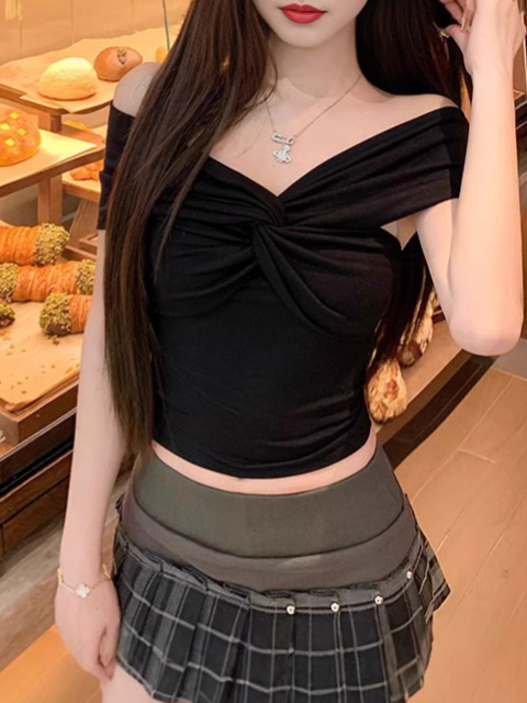 Bijeli ženski T-shirt s otvorenim ramenima, kratki rukavi, uski kroj, cropped top s twist čvor dizajnom