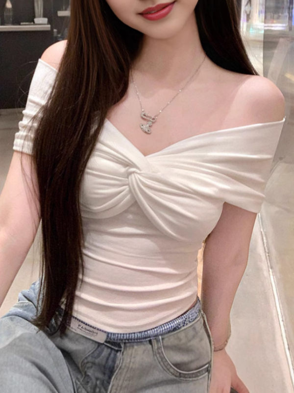 Bijeli ženski T-shirt s otvorenim ramenima, kratki rukavi, uski kroj, cropped top s twist čvor dizajnom