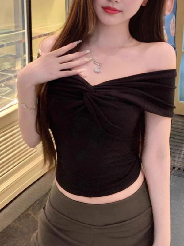 Bijeli ženski T-shirt s otvorenim ramenima, kratki rukavi, uski kroj, cropped top s twist čvor dizajnom