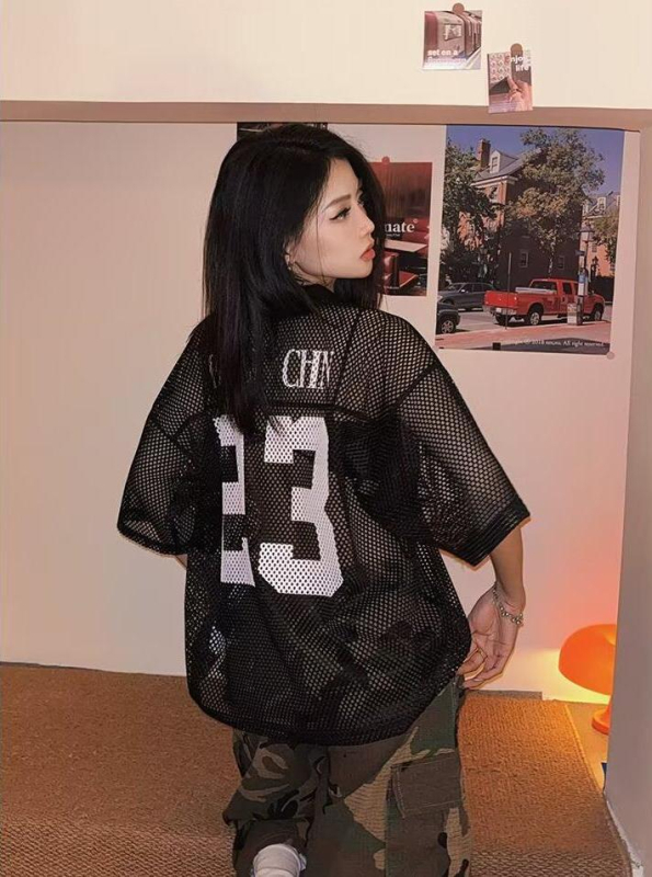 Ženska bluza s američkim retro stilom, V-izrezom i proreznim dizajnom, opuštena kroj, kratki rukavi, casual hip-hop vintage dojam