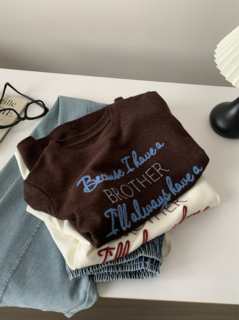 Ženski T-shirt s izvezenim slovima, okrugli izrez, meka unutarnja tekstura, kratki rukav, vintage kafa boja, proljeće/jesen 2026, svestran kroj