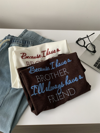 Ženski T-shirt s izvezenim slovima, okrugli izrez, meka unutarnja tekstura, kratki rukav, vintage kafa boja, proljeće/jesen 2026, svestran kroj