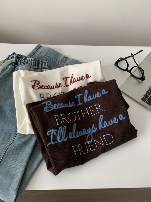 Ženski T-shirt s izvezenim slovima, okrugli izrez, meka unutarnja tekstura, kratki rukav, vintage kafa boja, proljeće/jesen 2026, svestran kroj