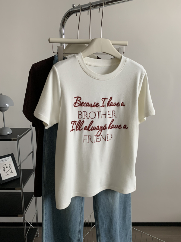 Ženski T-shirt s izvezenim slovima, okrugli izrez, meka unutarnja tekstura, kratki rukav, vintage kafa boja, proljeće/jesen 2026, svestran kroj