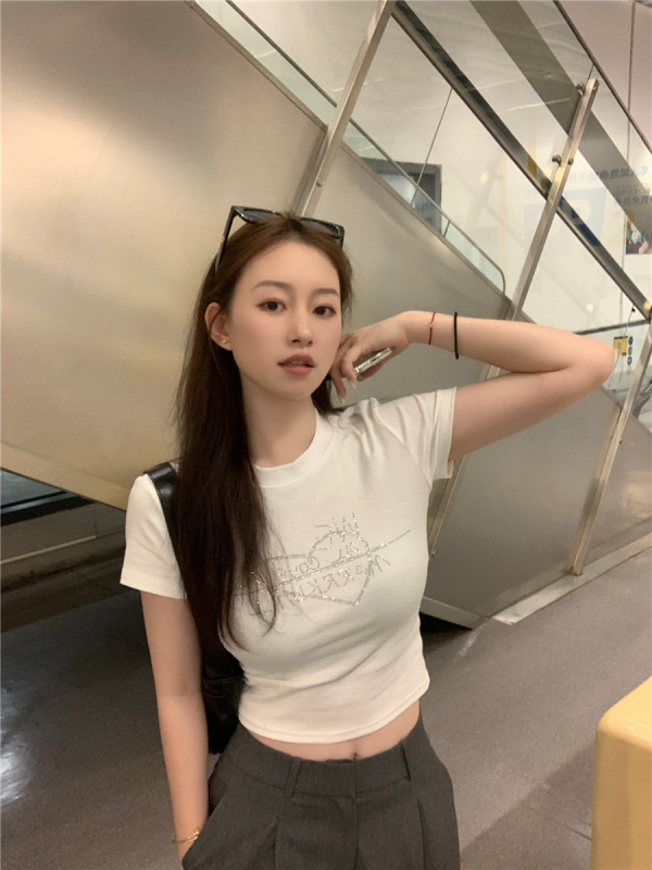 Ženski T-shirt s rhinestones u američkom stilu, kratki rukav, crop top, uski kroj, ljeto 2025