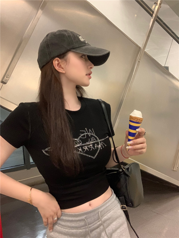 Ženski T-shirt s rhinestones u američkom stilu, kratki rukav, crop top, uski kroj, ljeto 2025