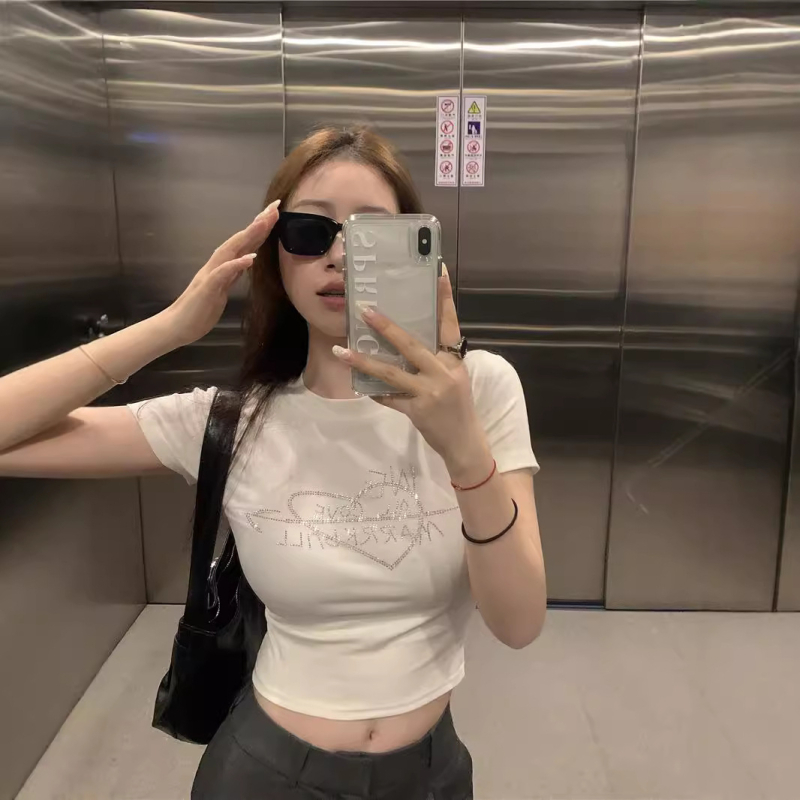 Ženski T-shirt s rhinestones u američkom stilu, kratki rukav, crop top, uski kroj, ljeto 2025