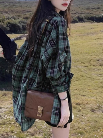 Női vintage brit stílusú zöld kockás ingkabát, tavasz–őszre, laza szabású, középhosszú.