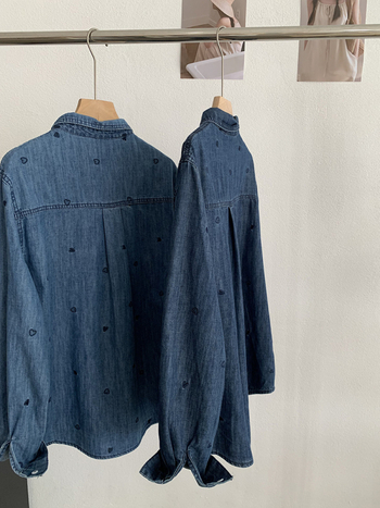 Omalai denim košulja sa šivanim srcem, ovratnik, duge rukave, srednja duljina, za žene, model 6493, proljeće 2026
